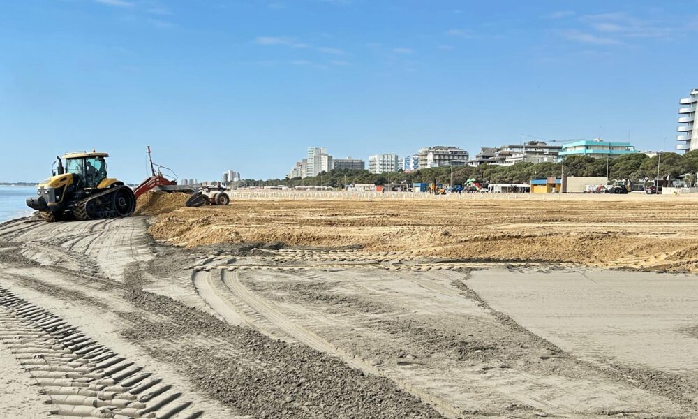 Un momento dei lavori di rimpascimento a Lignano