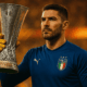 Guglielmo Vicario con la maglia della nazionale e il trofeo dell'Europa League