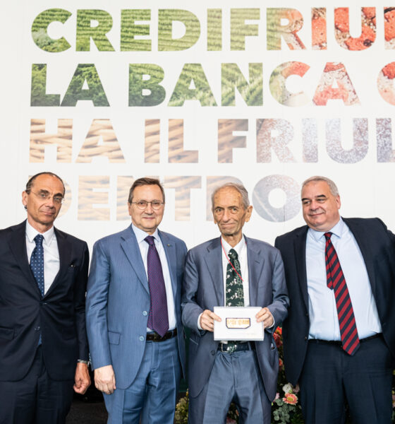 Consegna riconoscimento a Luciano Sartoretti