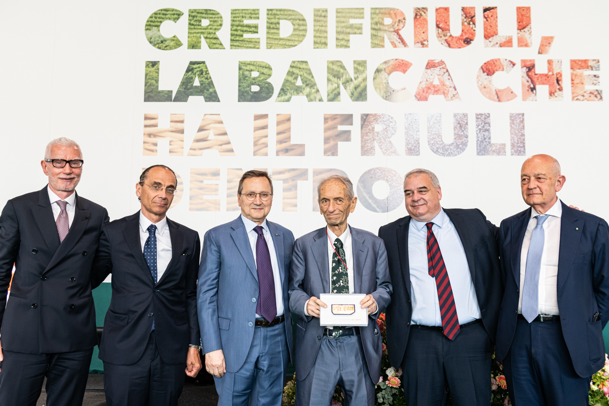 Consegna riconoscimento a Luciano Sartoretti