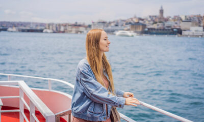 Ragazza sul traghetto