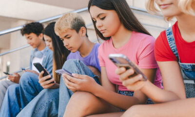 Ragazzi al telefono