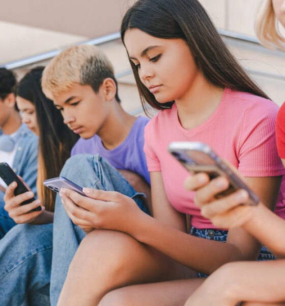 Ragazzi al telefono