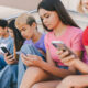 Ragazzi al telefono