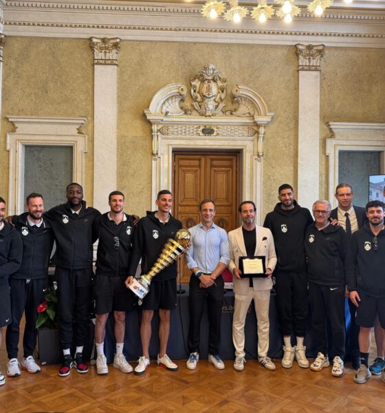 Foto di gruppo per il ricevimento dell'Apu nel Salone di Rappresentanza del Palazzo della Regione