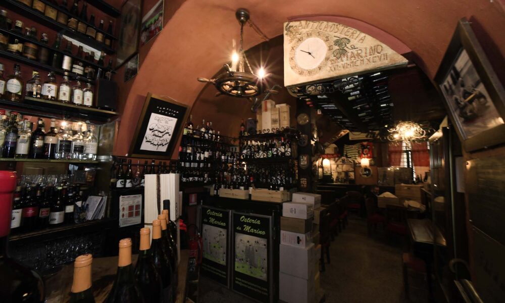 Gli spazi interni dello storico locale "Osteria da Marino"