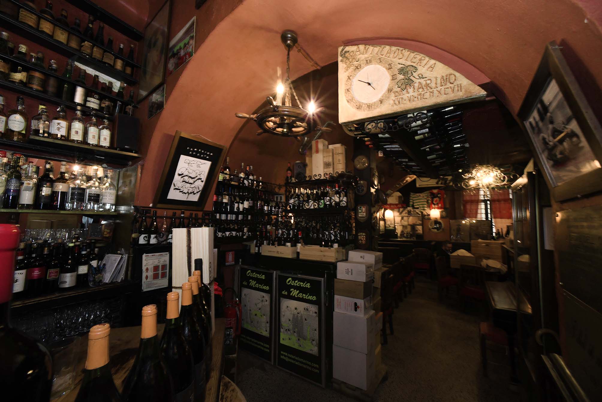 Gli spazi interni dello storico locale "Osteria da Marino"