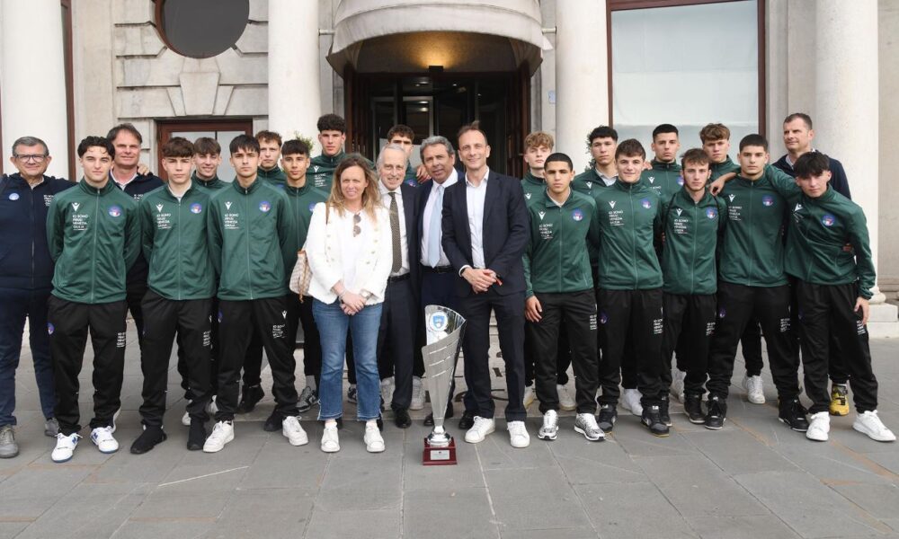 Il governatore Massimiliano Fedriga (al centro) insieme alla rappresentativa di calcio Under 19 del Friuli Venezia Giulia.