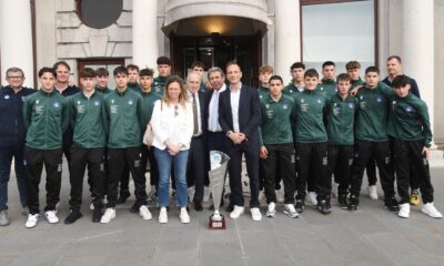 Il governatore Massimiliano Fedriga (al centro) insieme alla rappresentativa di calcio Under 19 del Friuli Venezia Giulia.