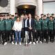 Il governatore Massimiliano Fedriga (al centro) insieme alla rappresentativa di calcio Under 19 del Friuli Venezia Giulia.