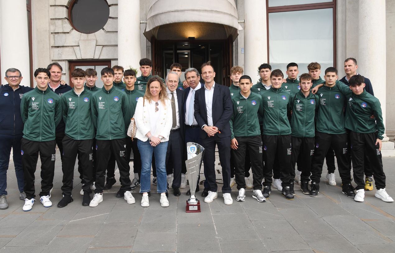 Il governatore Massimiliano Fedriga (al centro) insieme alla rappresentativa di calcio Under 19 del Friuli Venezia Giulia.