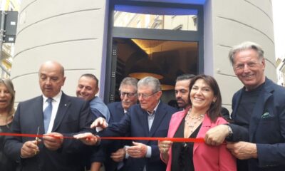 Il momento del taglio del nastro per l'enoteca "L'Angolo di Rocco"