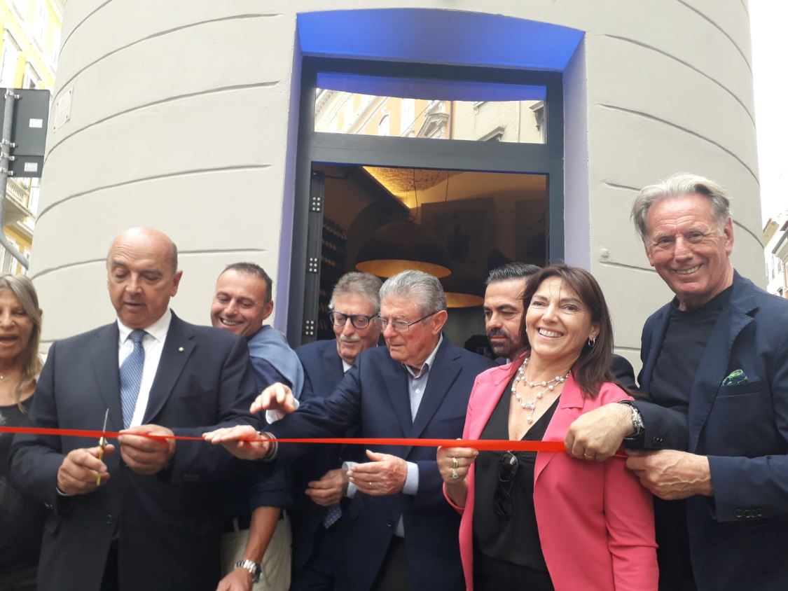 Il momento del taglio del nastro per l'enoteca "L'Angolo di Rocco"