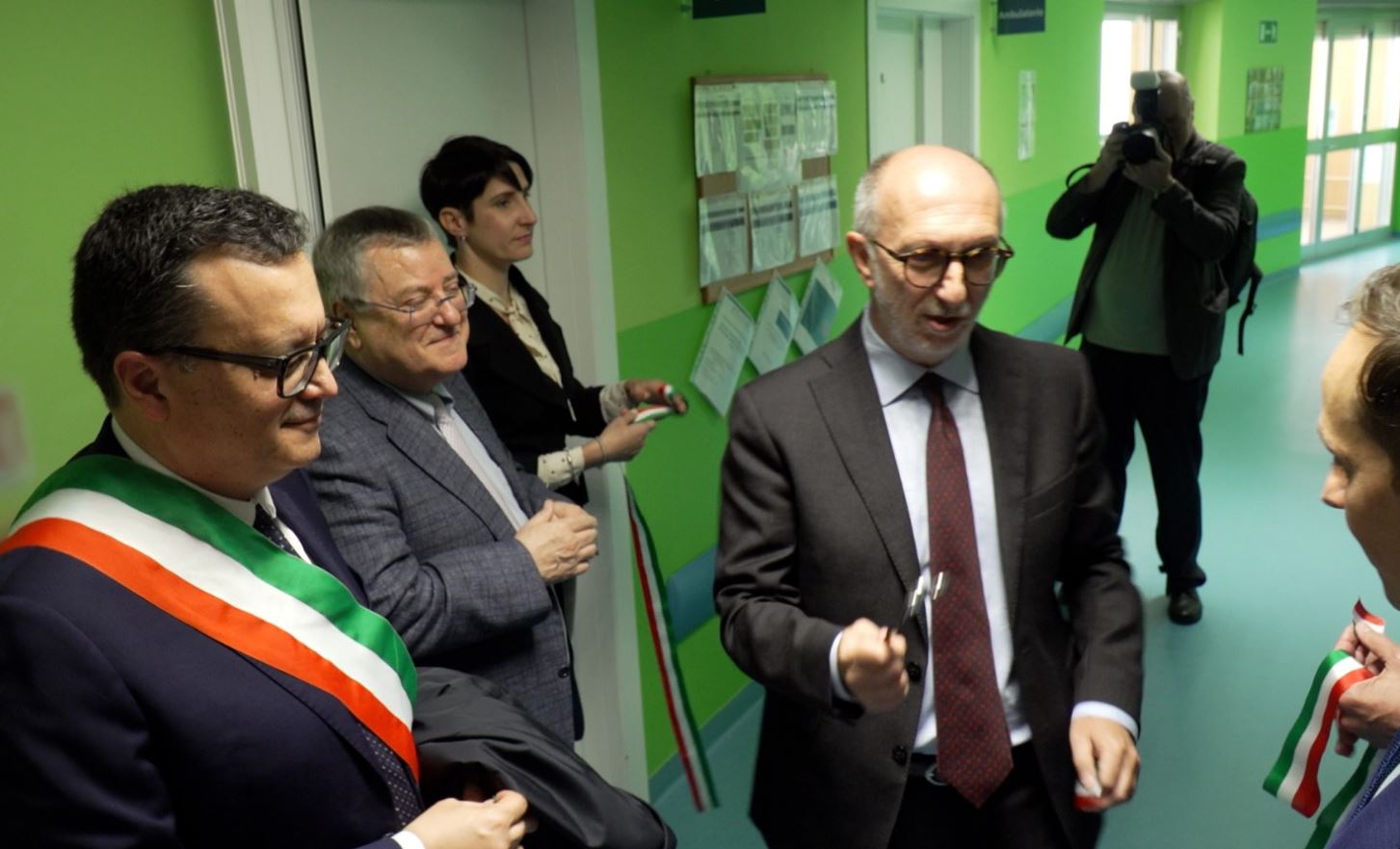 Il momento del taglio del nastro