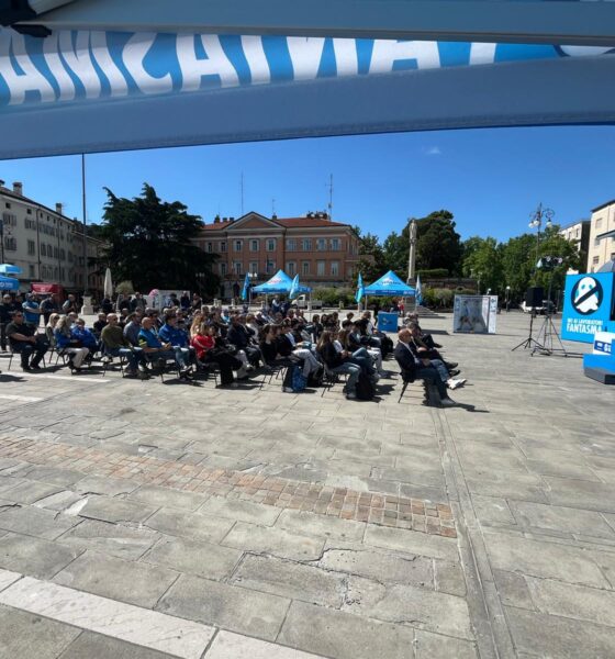 Il pubblico dell'evento Uil in piazza Vittoria a Gorizia