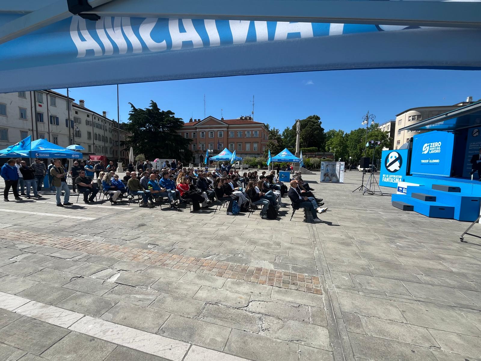 Il pubblico dell'evento Uil in piazza Vittoria a Gorizia