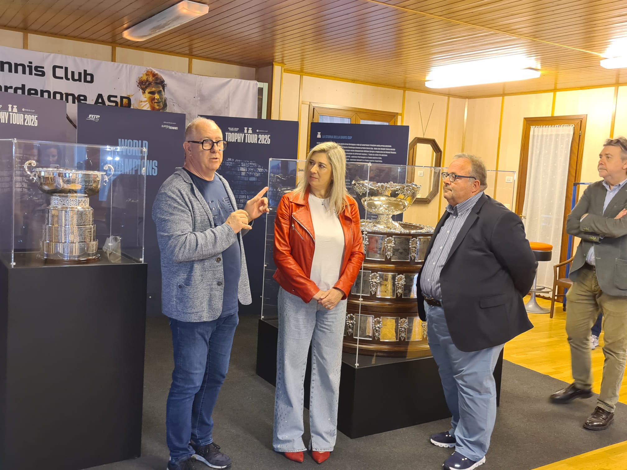L'assessore Cristina Amirante con i vertici del Tennis Club Pordenone