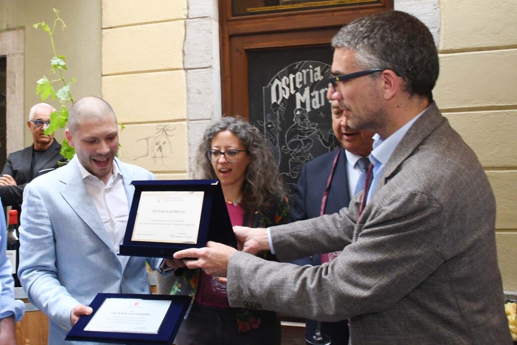 L'assessore Roberti consegna la targa della Regione per i cento anni dell'Osteria da Marino