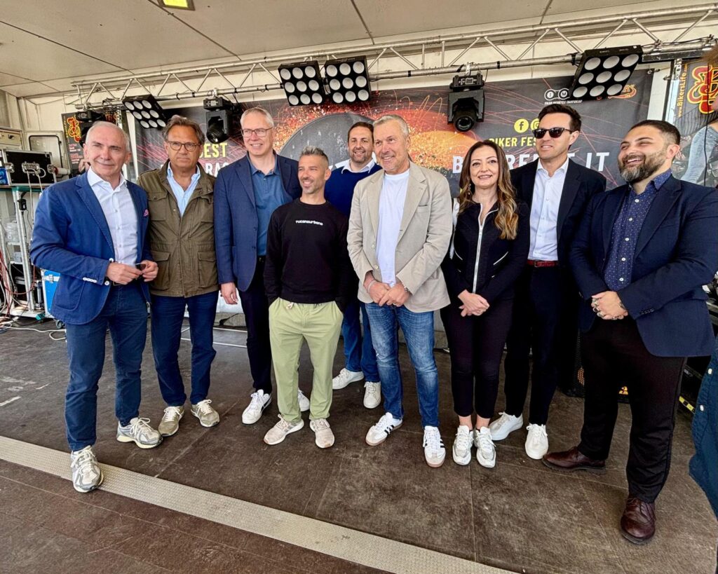 Foto di gruppo all'inaugurazione del Biker Fest di Lignano Sabbiadoro