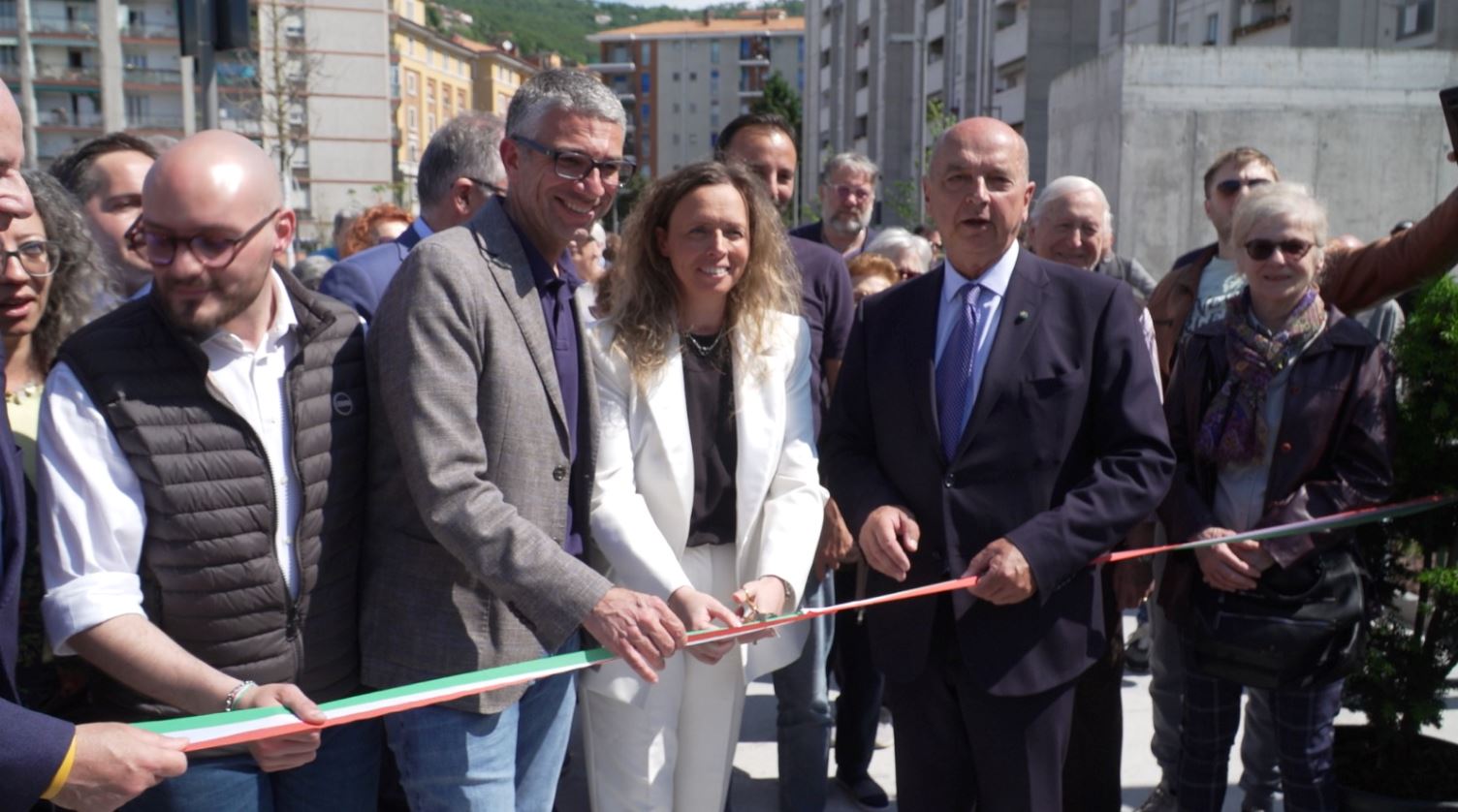 Il taglio del nastro all'inaugurazione degli spazi riqualificati dell'area ex Polstrada di Roiano