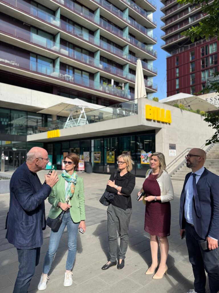 L'assessore regionale Cristina Amirante durante una delle visite compiute in uno dei quartieri di Vienna realizzati con il social housing