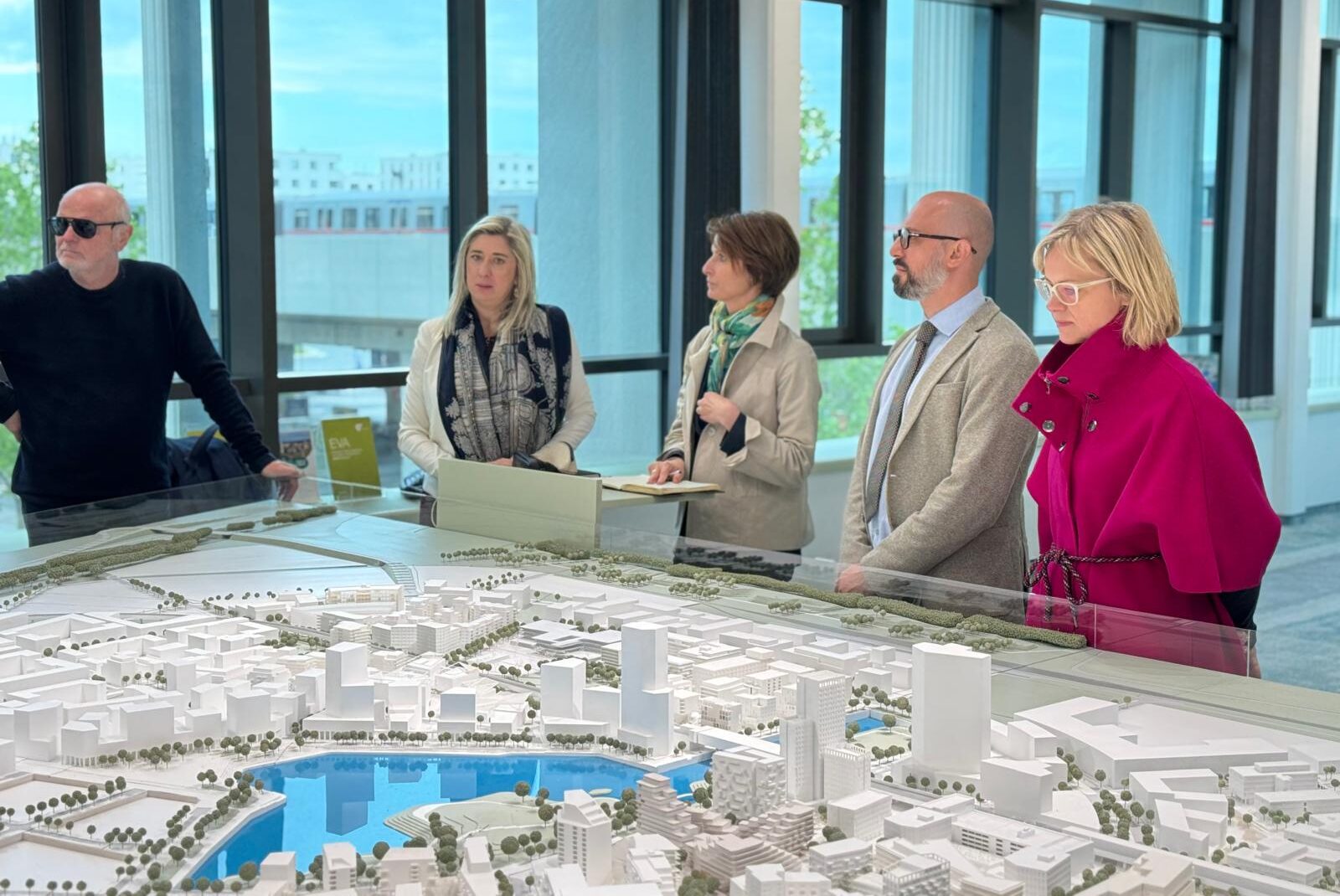 L'assessore regionale Cristina Amirante impegnata in uno dei confronti con amministratori e progettisti di edilizia residenziale pubblica a Vienna
