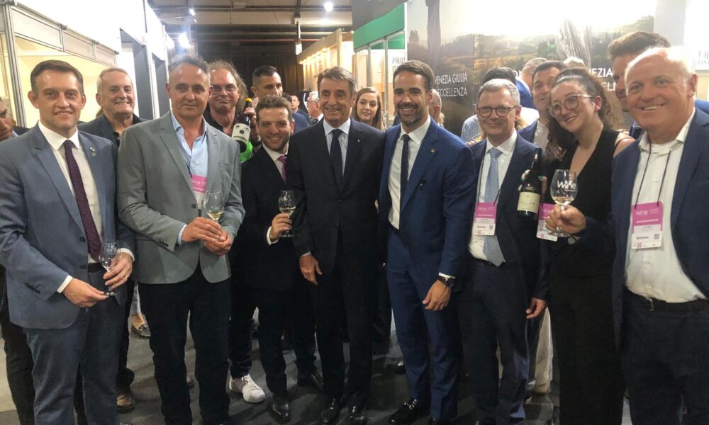 L'assessore regionale Stefano Zannier (terzo da desta) con le altre autorità all'inaugurazione della fiera Wine South America in Brasile