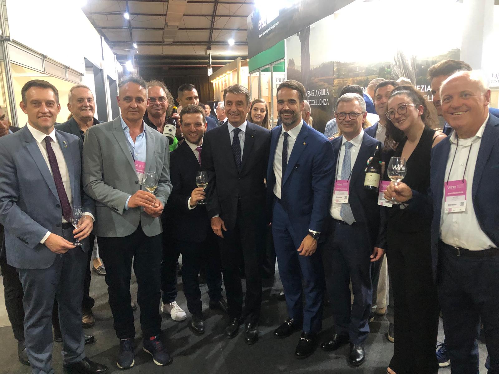 L'assessore regionale Stefano Zannier (terzo da desta) con le altre autorità all'inaugurazione della fiera Wine South America in Brasile