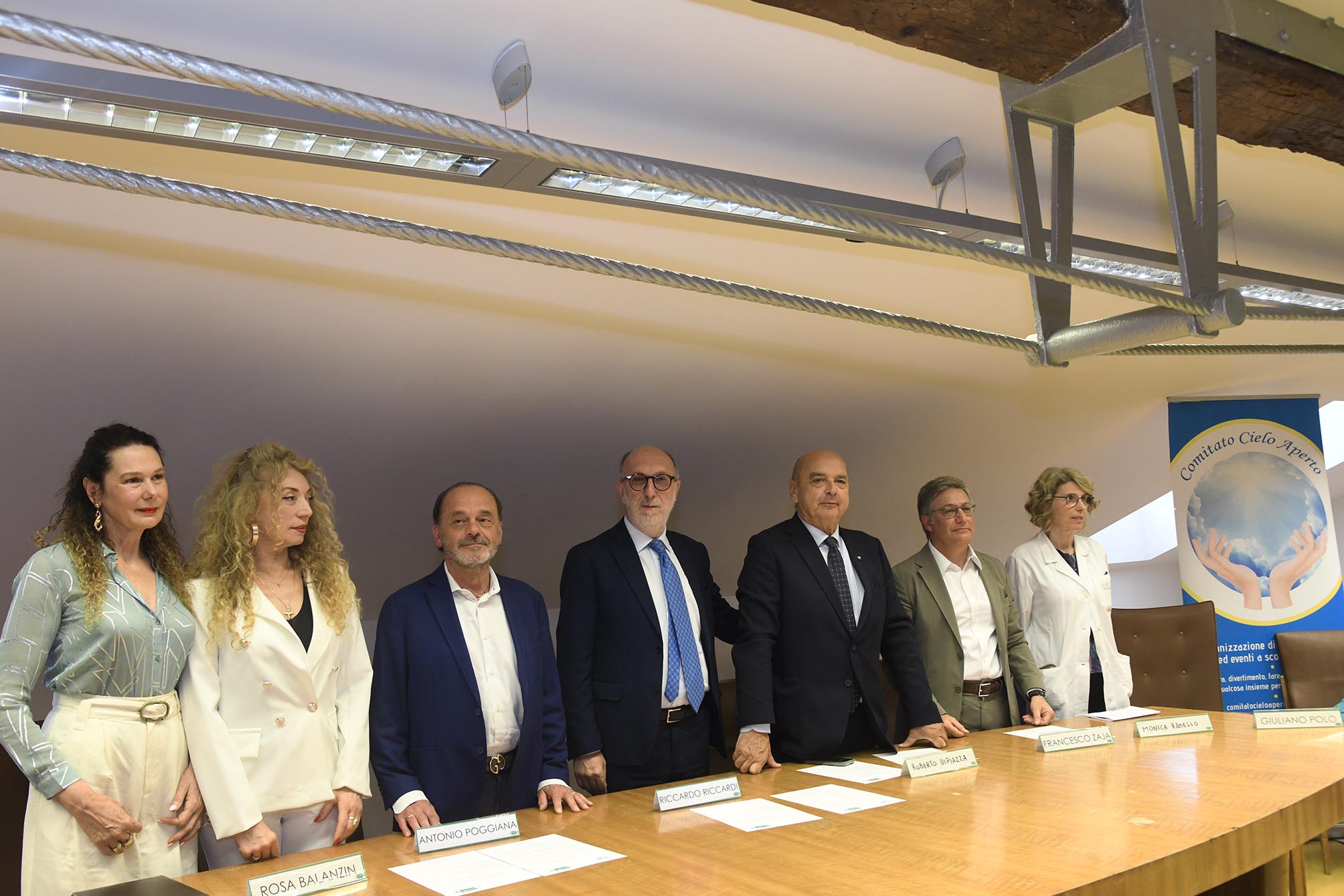 La cerimonia di formalizzazione della donazione di 30mila euro da parte del Comitato Cielo Aperto all'Azienda sanitaria universitaria Giuliano Isontina