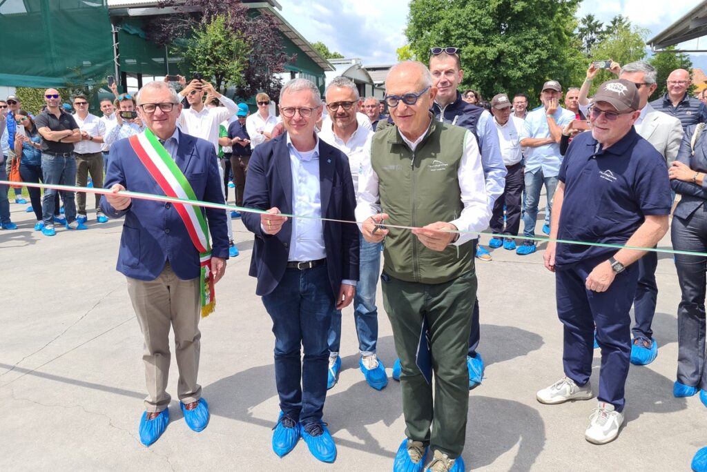 L'assessore regionale Stefano Zannier nel suo intervento durante la cerimonia di inaugurazione dell'azienda LactaFarm