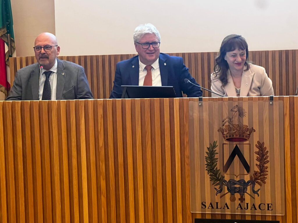 Alla sinistra l'assessore regionale Sebastiano Callari, al centro il sindaco di Udine Alberto Felice De Toni e alla destra l'assessore comunale all'Innovazione digitale Gea Arcella