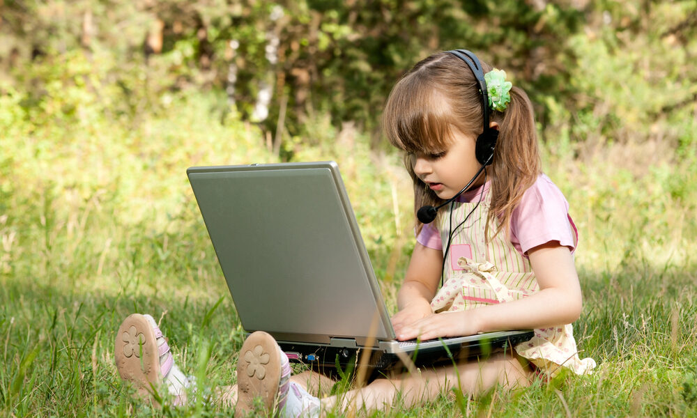 Bambina al computer - “Bambini e schermi digitali 2025”