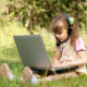 Bambina al computer - “Bambini e schermi digitali 2025”