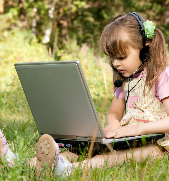 Bambina al computer - “Bambini e schermi digitali 2025”