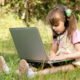 Bambina al computer - “Bambini e schermi digitali 2025”
