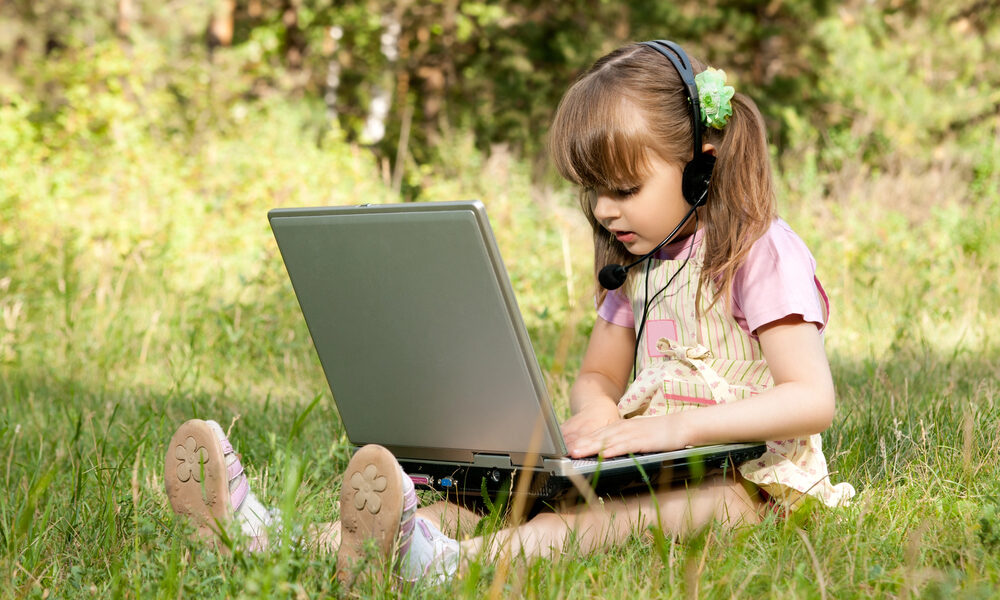 Bambina al computer - “Bambini e schermi digitali 2025”