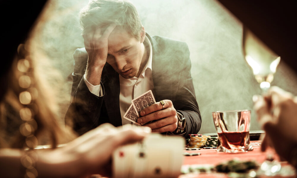 Giocatorie d'azzardo al tavolo da poker