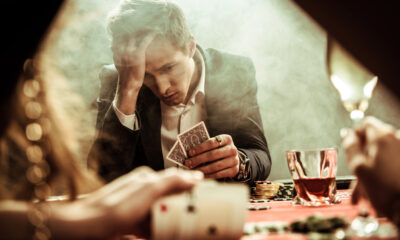 Giocatorie d'azzardo al tavolo da poker