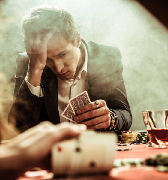 Giocatorie d'azzardo al tavolo da poker