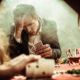 Giocatorie d'azzardo al tavolo da poker