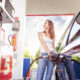 Ragazza che fa rifornimento di carburante