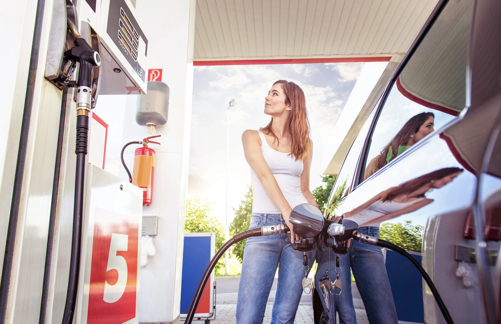 Ragazza che fa rifornimento di carburante