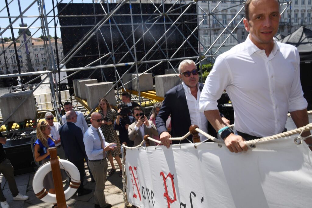 Il governatore Fedriga e l'assessore Bini mentre salgono sulla Palinuro