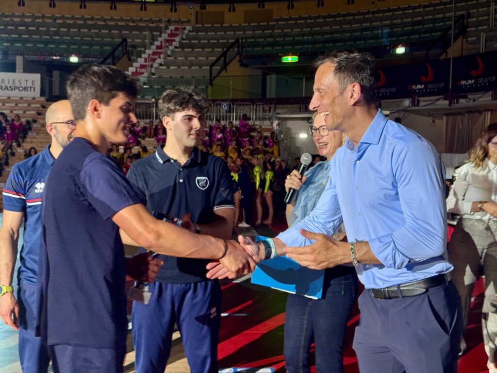Il governatore della Regione Massimiliano Fedriga durante la premiazione della manifestazione