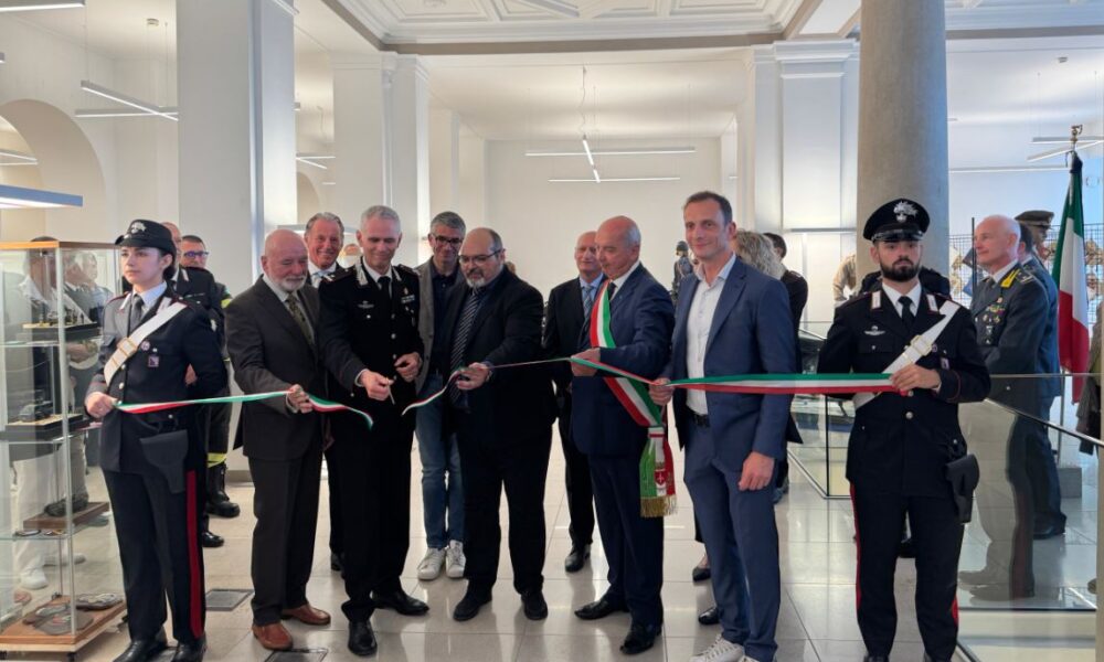 Il momento del taglio del nastro