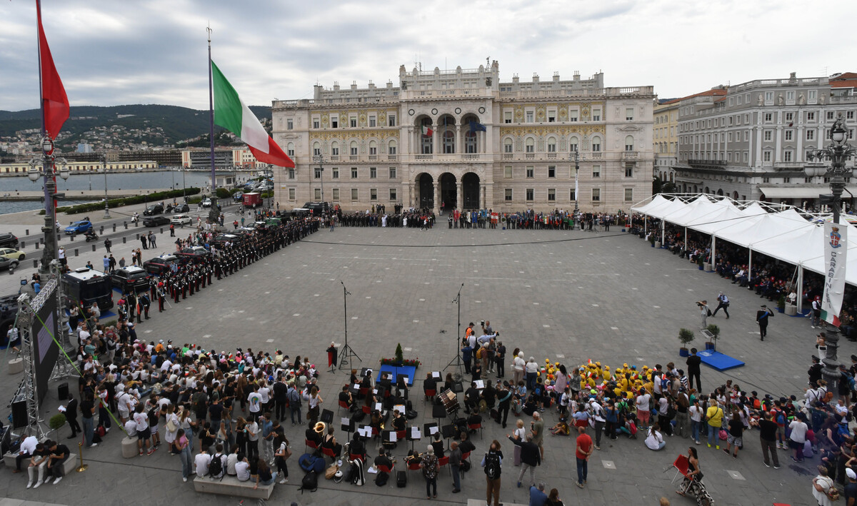 La cerimonia per i 211 anni di fondazione dell'Arma dei Carabinieri a Trieste