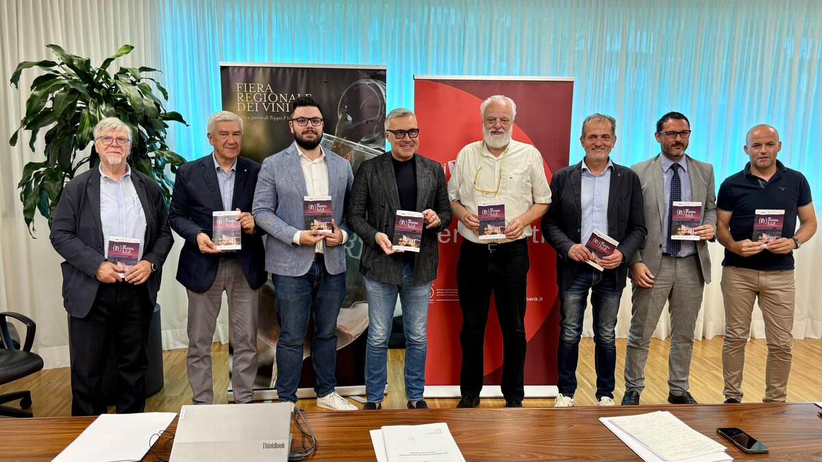 Foto di gruppo alla presentazione della 92ma Fiera regionale dei vini di Buttrio