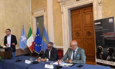 L’assessore regionale alle Autonomie locali e ai corregionali all’estero Pierpaolo Roberti (a sinistra) durante l’intervento in apertura del convegno "Somalia: dalla ricerca del passato alla prospettiva di futuro"