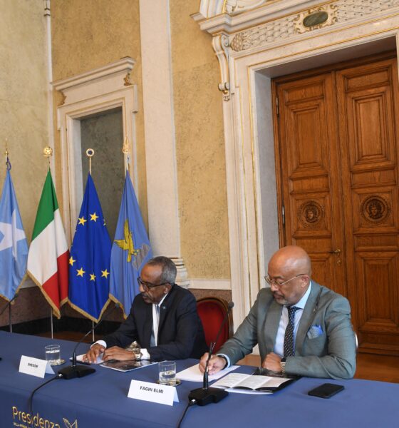 L’assessore regionale alle Autonomie locali e ai corregionali all’estero Pierpaolo Roberti (a sinistra) durante l’intervento in apertura del convegno "Somalia: dalla ricerca del passato alla prospettiva di futuro"
