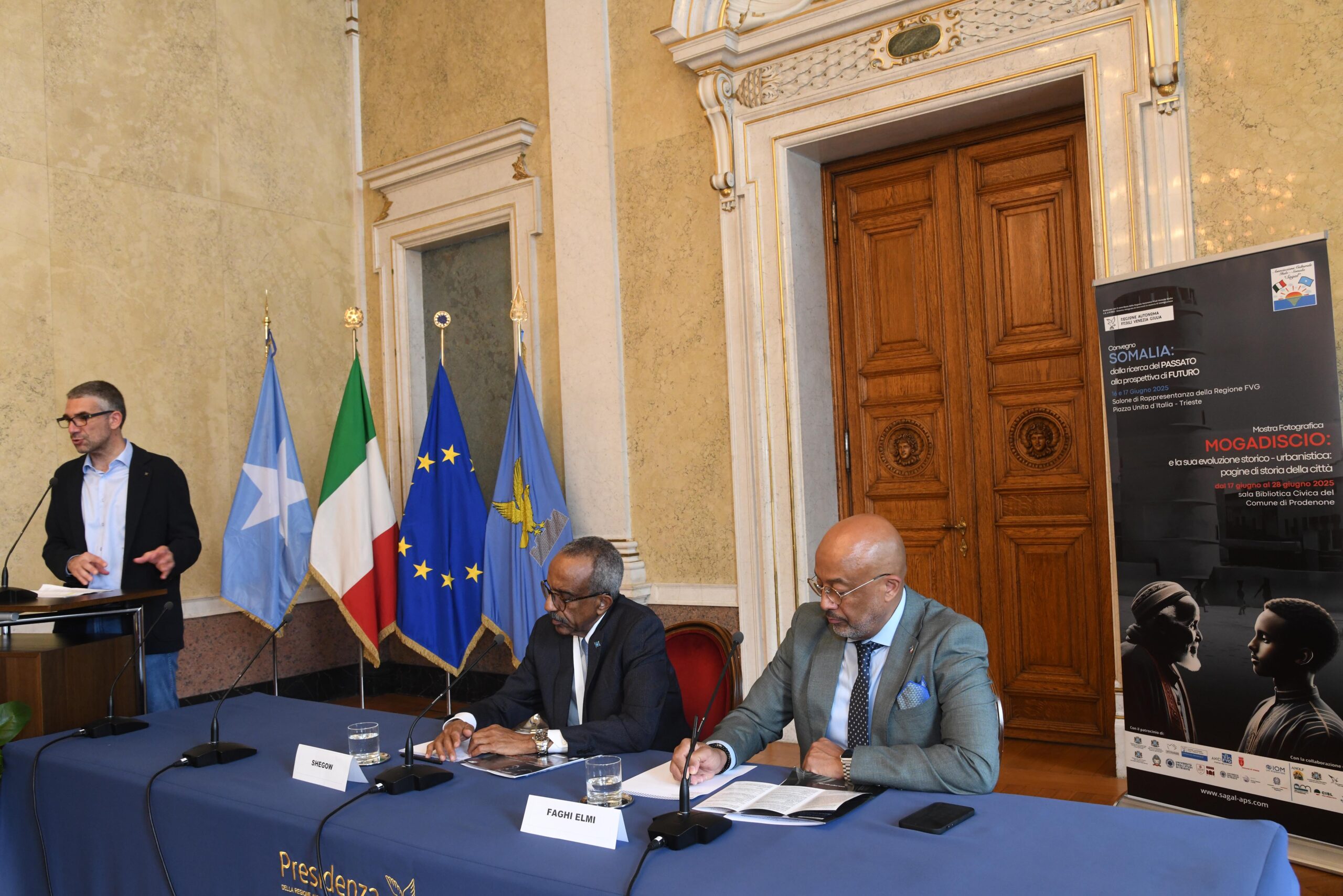 L’assessore regionale alle Autonomie locali e ai corregionali all’estero Pierpaolo Roberti (a sinistra) durante l’intervento in apertura del convegno "Somalia: dalla ricerca del passato alla prospettiva di futuro"